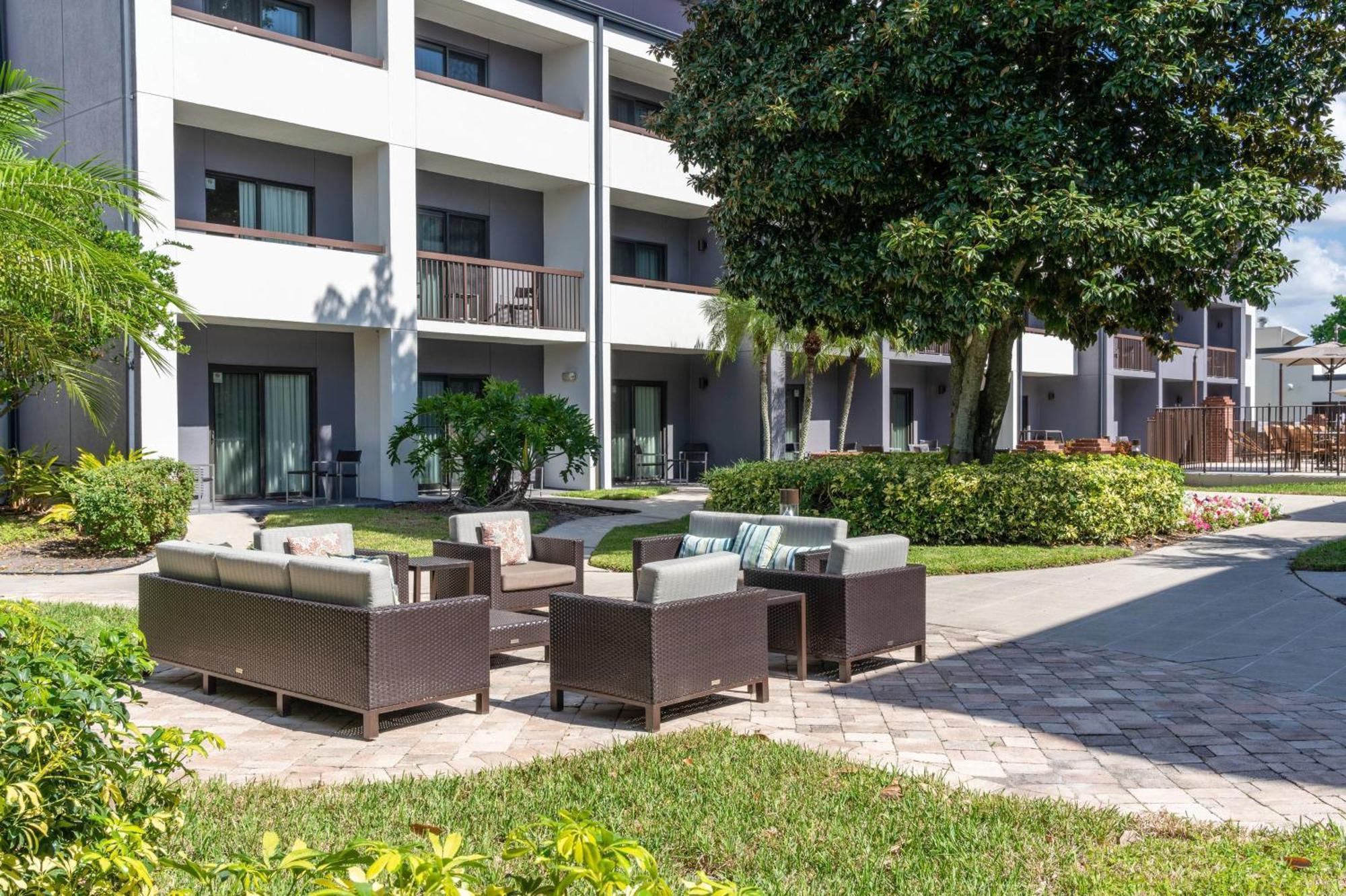 Готель Courtyard By Marriott Orlando Airport Екстер'єр фото