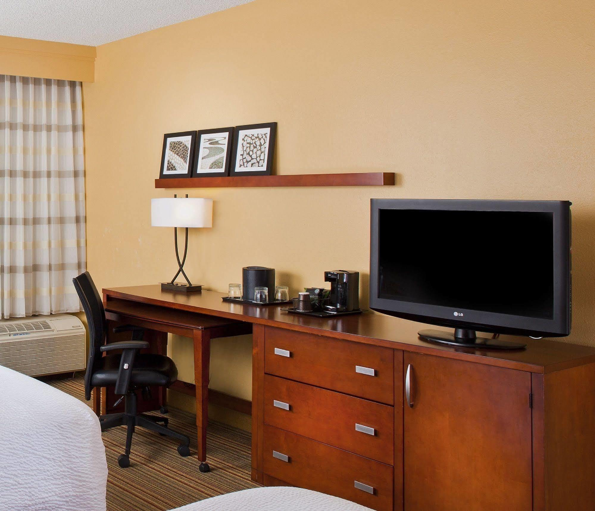 Готель Courtyard By Marriott Orlando Airport Екстер'єр фото